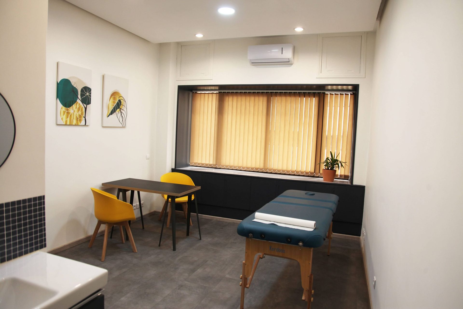 Cabine Terre avec table de soin et chaises - location salle massage et medecine douce O29 Casablanca