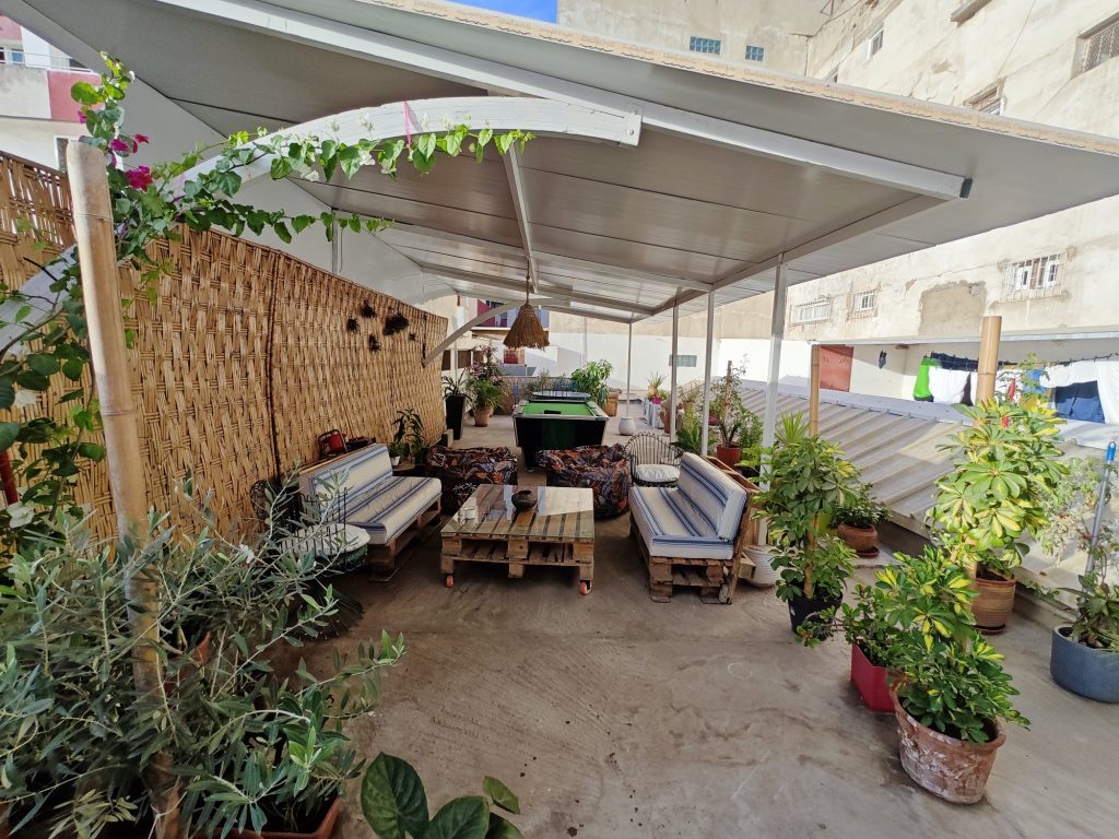 Terrasse conviviale centre O29 Casablanca - espace detente praticiens bien-etre avec billard et plantes vertes